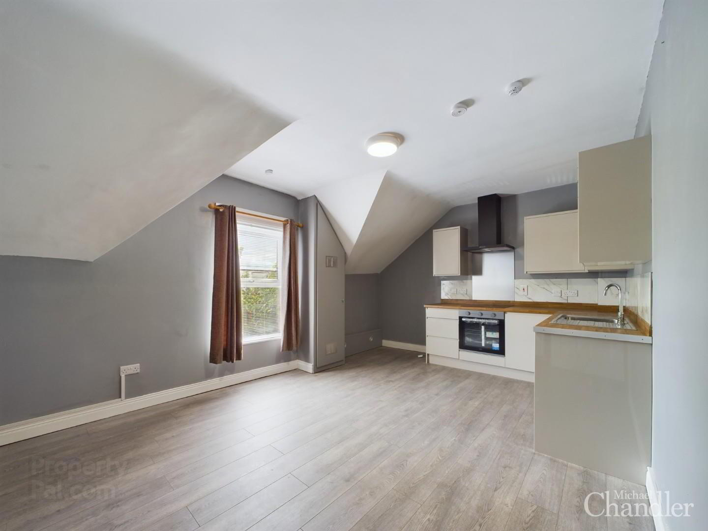 Apt 3, 90 University Avenue 5 of 10