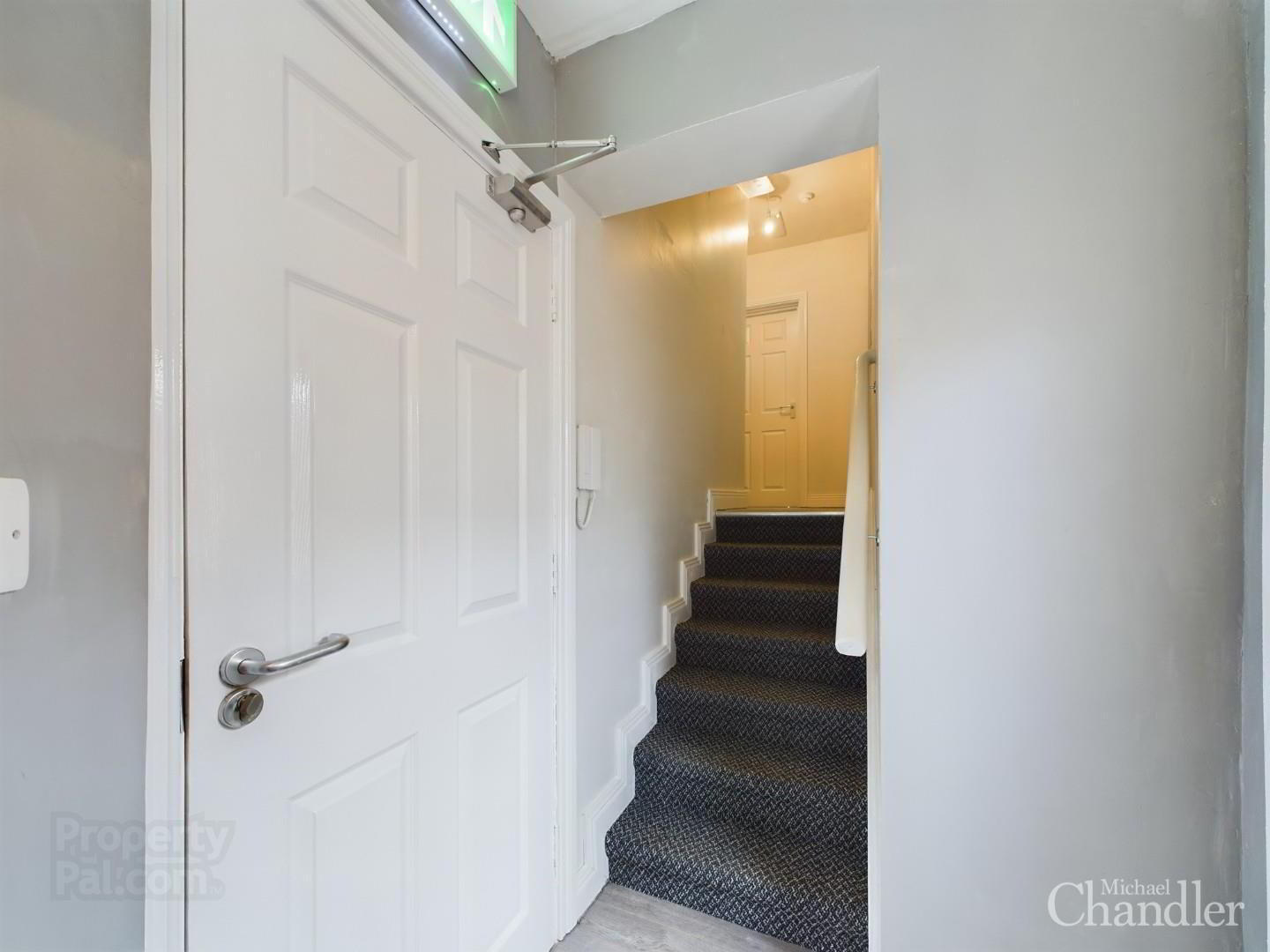 Apt 3, 90 University Avenue 4 of 10