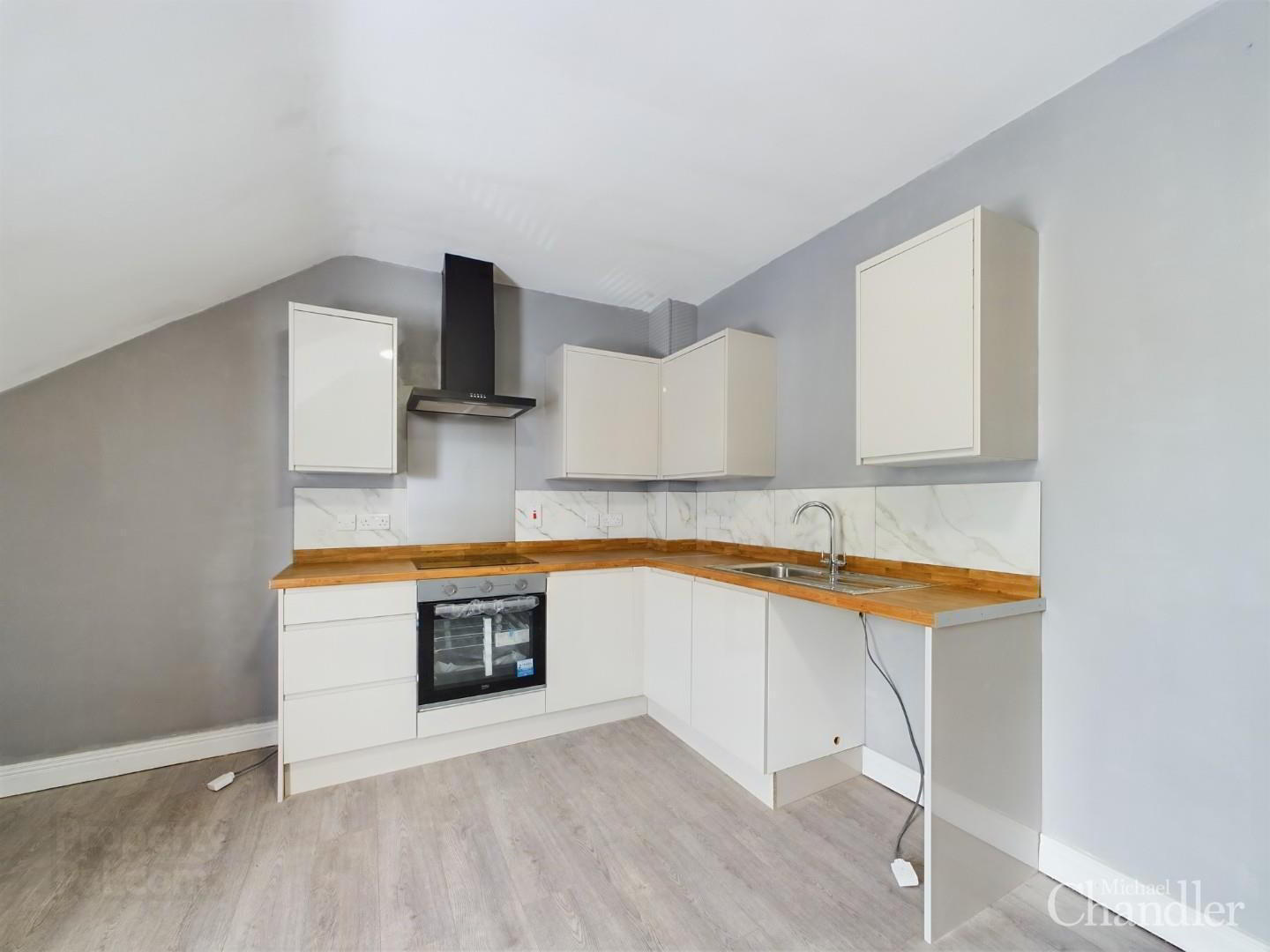Apt 3, 90 University Avenue 6 of 10