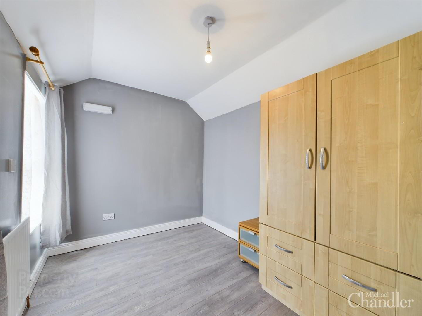 Apt 3, 90 University Avenue 8 of 10