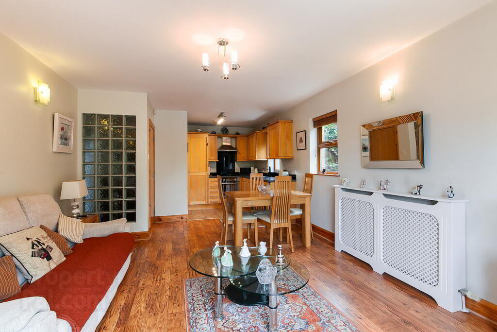 Apt 4 Delamount, 5 Dundela Park 7 of 19