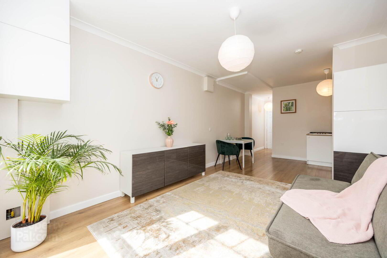 98 Holywell Wood 4 of 21