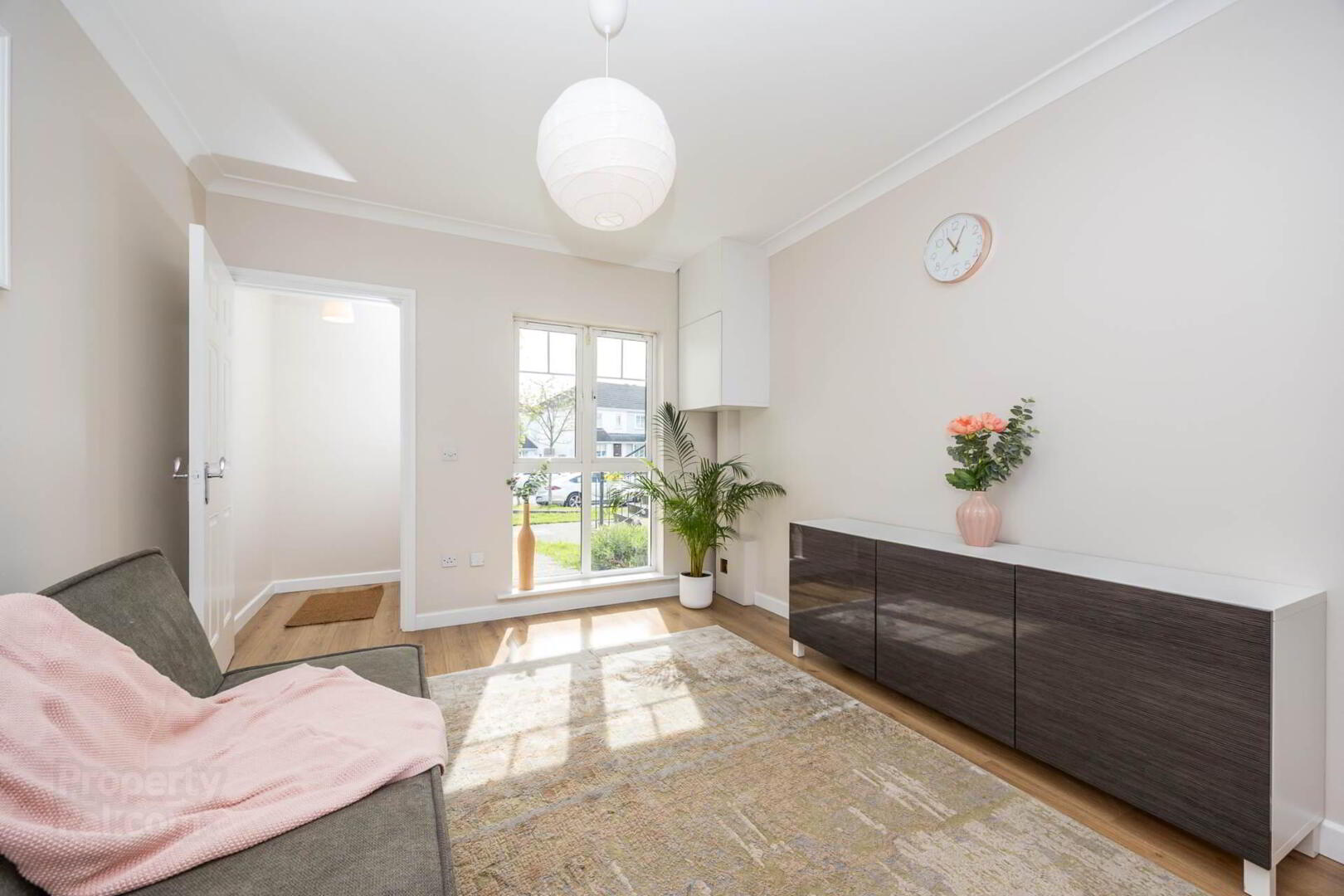98 Holywell Wood 6 of 21