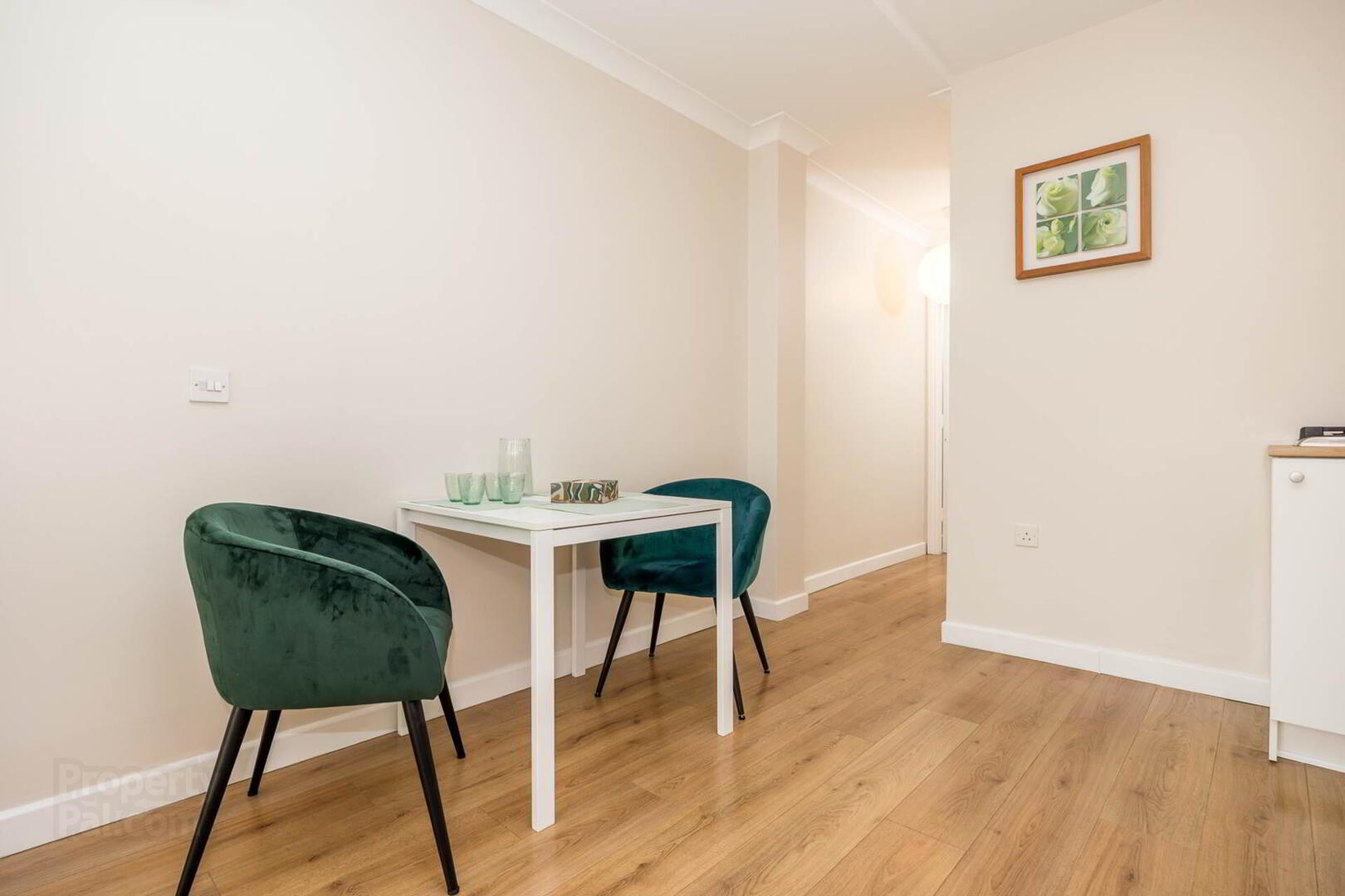 98 Holywell Wood 10 of 21