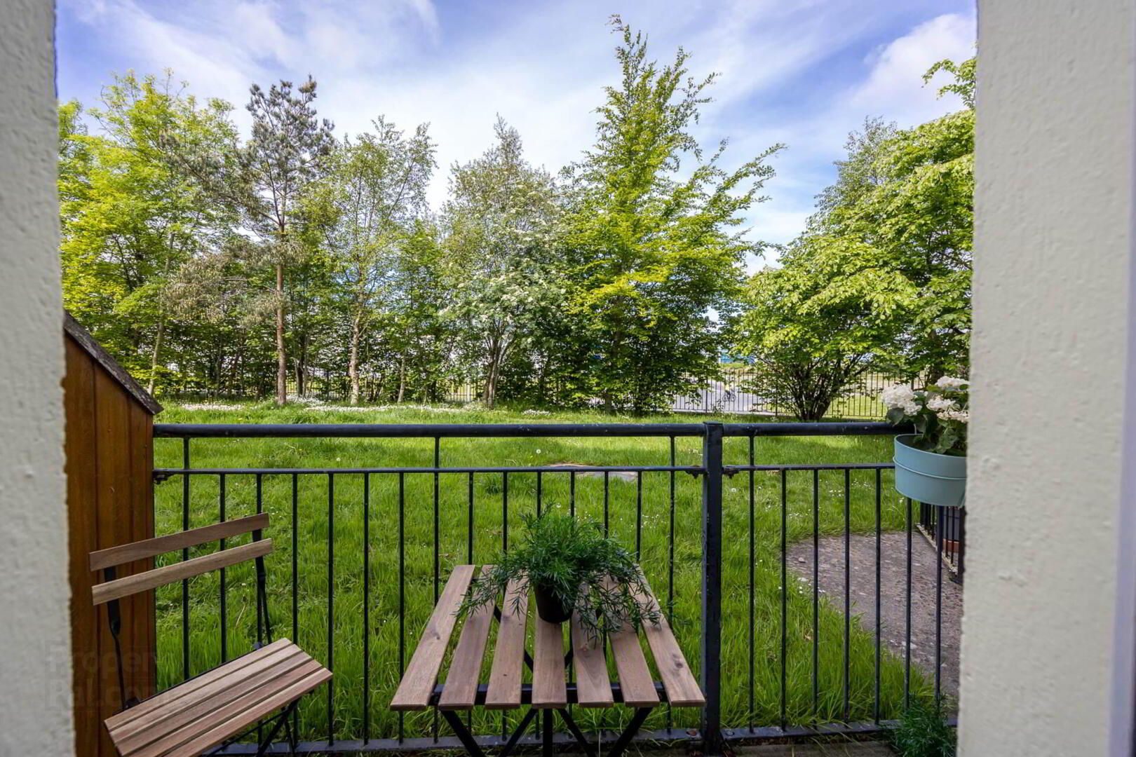 98 Holywell Wood 19 of 21