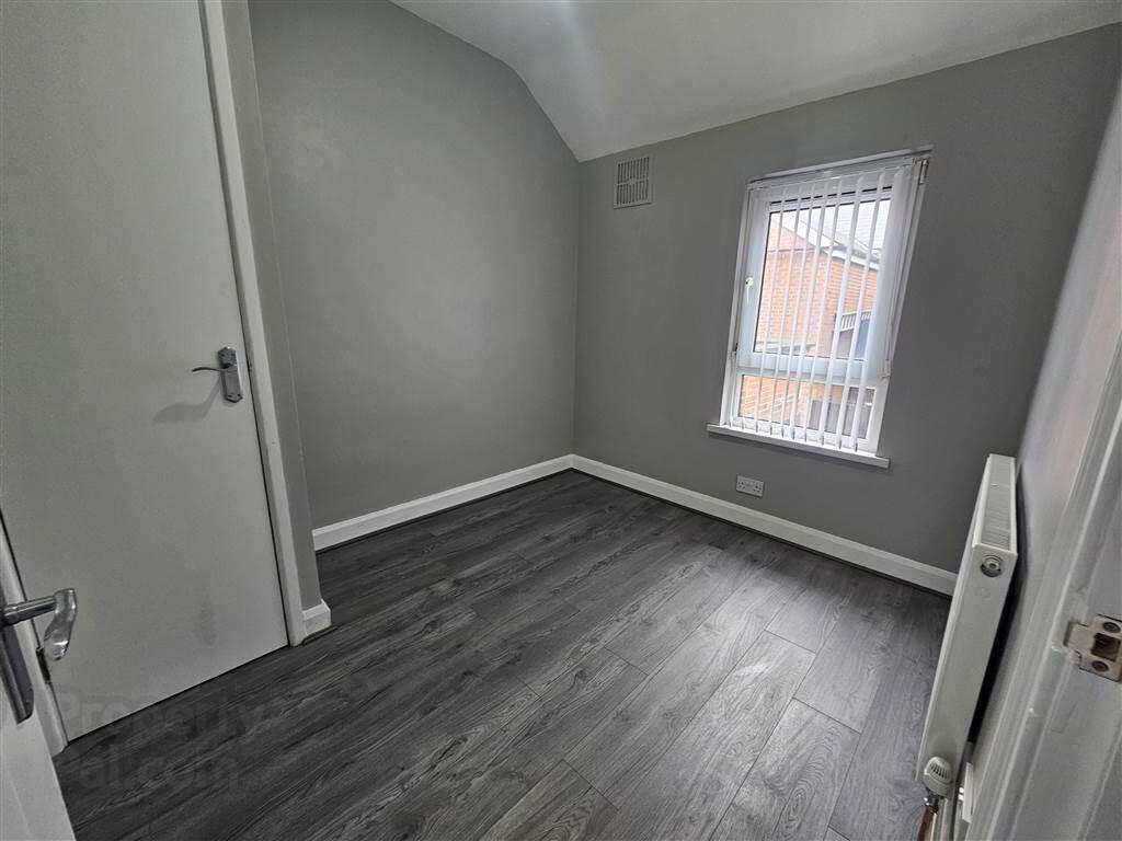 41 Beechmount Parade 9 of 10