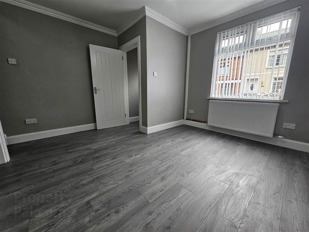 41 Beechmount Parade 3 of 10