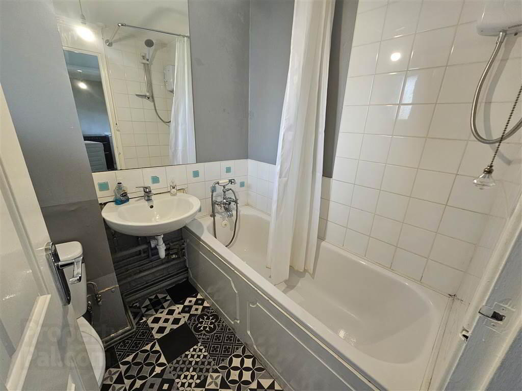 4b Carrigart Avenue 4 of 6