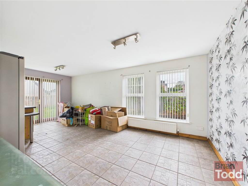 Lindara Drive 5 of 13