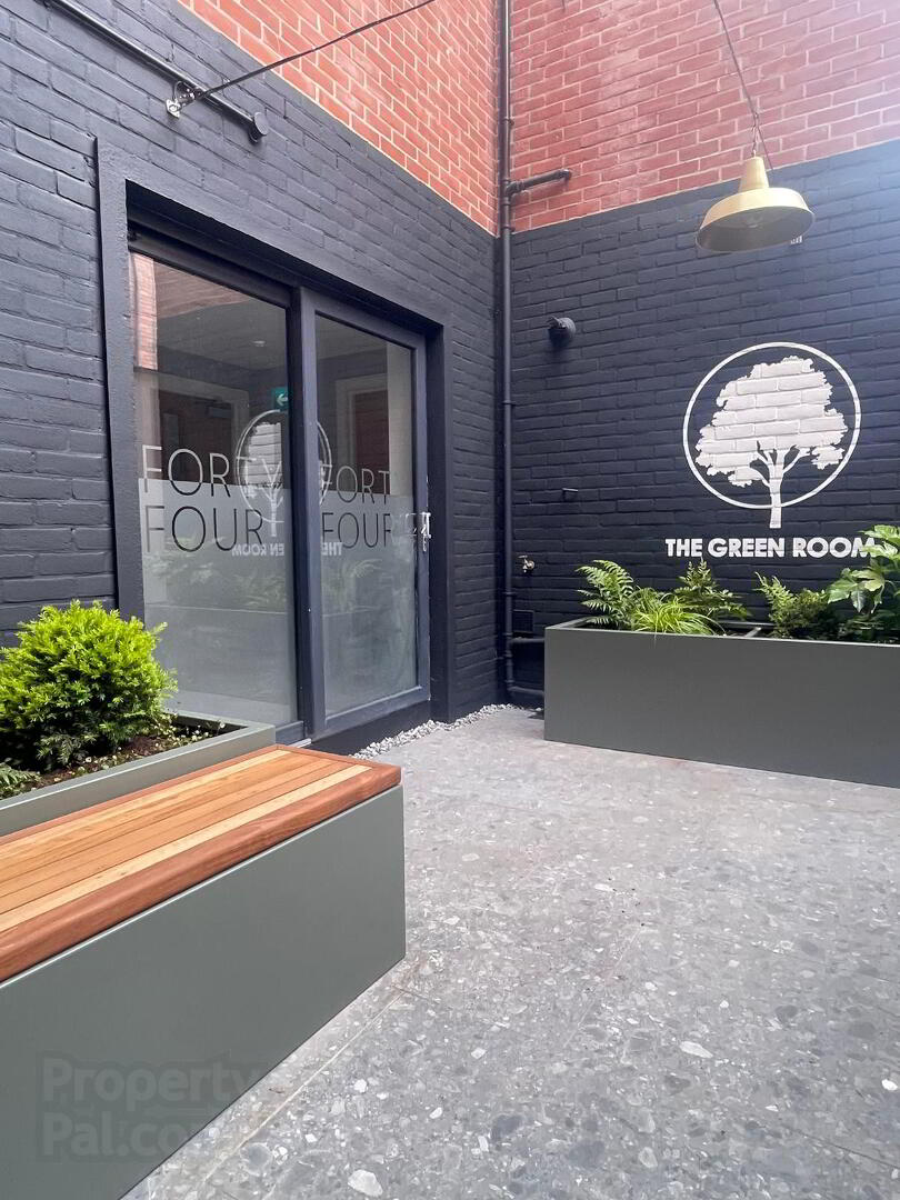 Apt 4, 44 Ulsterville Avenue 21 of 25