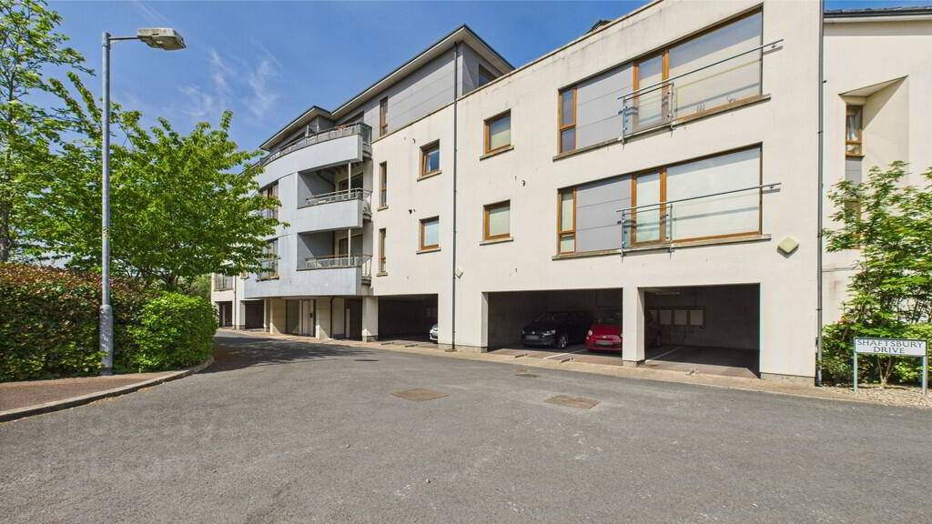 30 Shaftesbury Drive 1 of 12