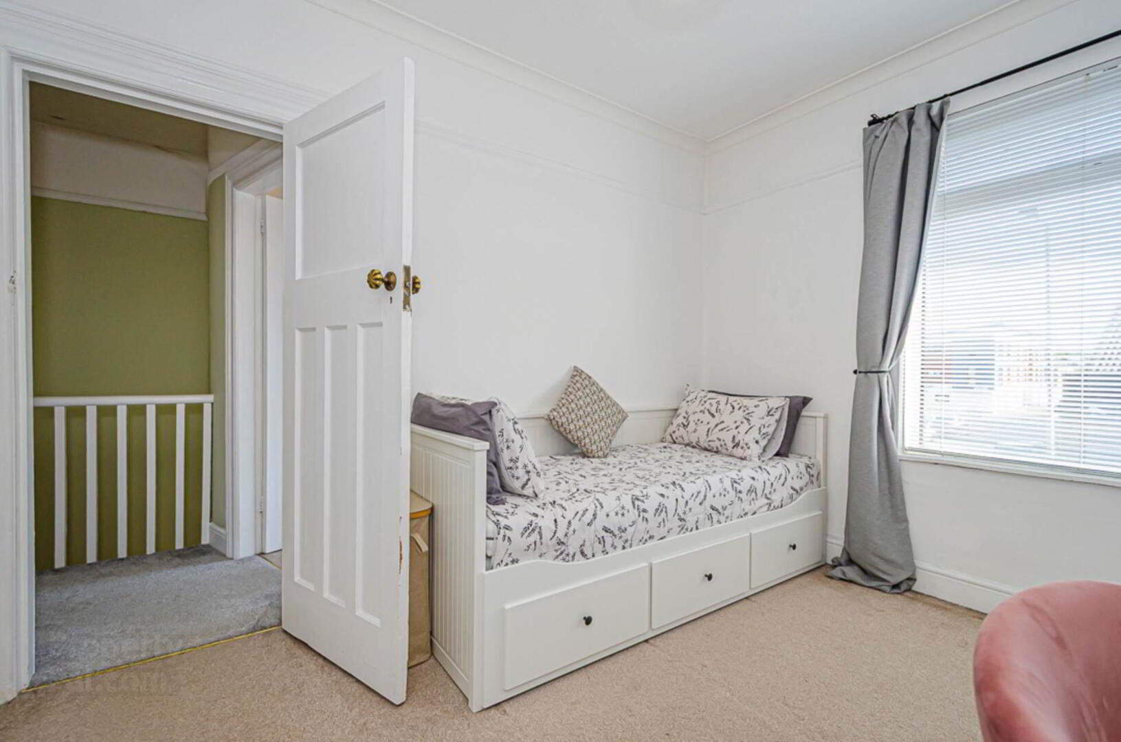 142 Ravenhill Avenue 36 of 50