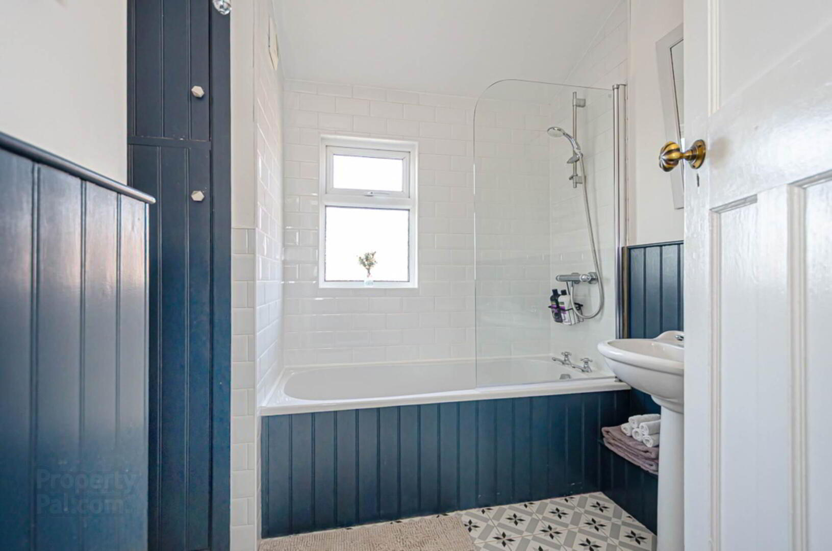142 Ravenhill Avenue 46 of 50