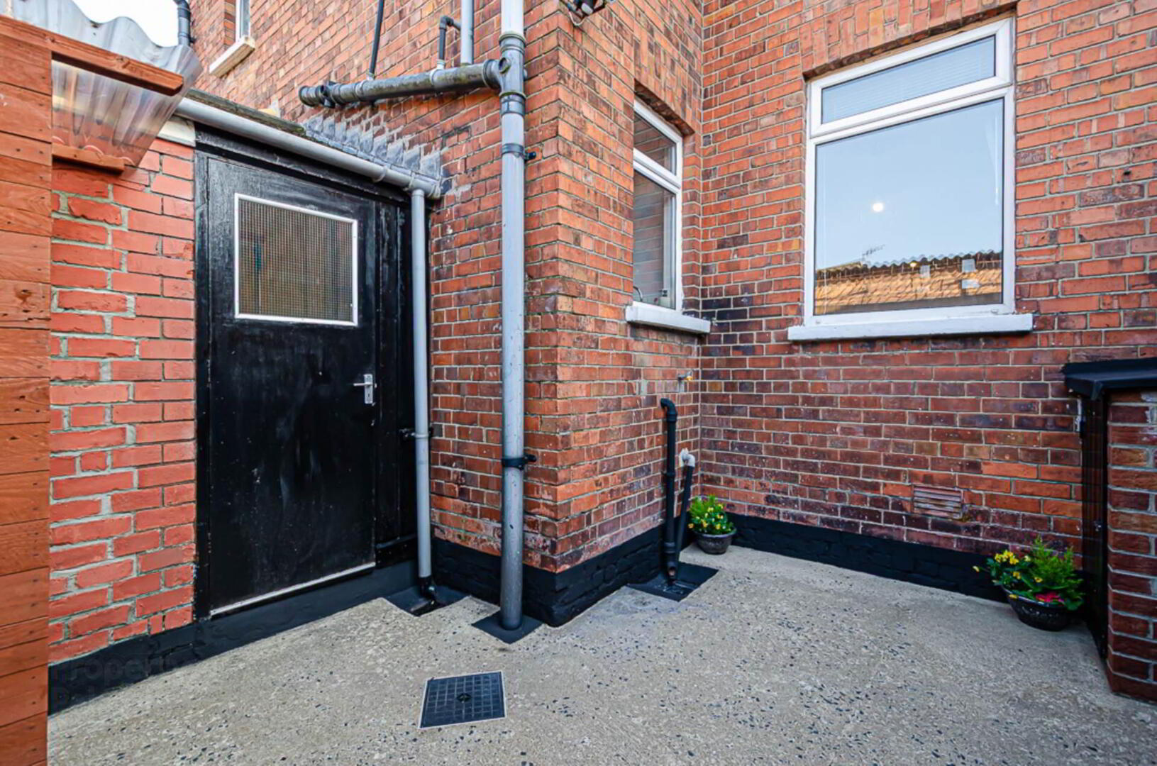 142 Ravenhill Avenue 48 of 50