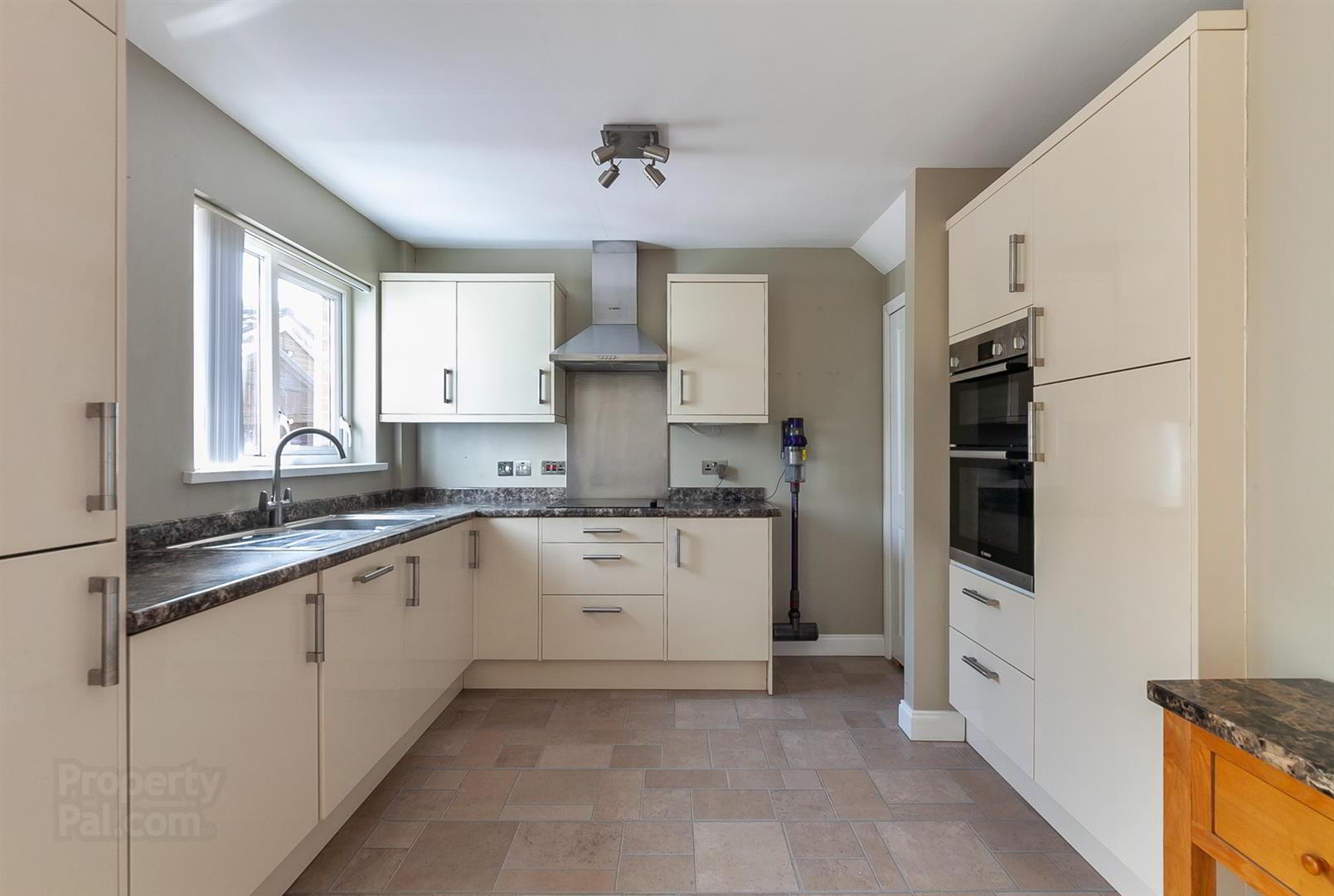 4 Fairhill Drive 8 of 21