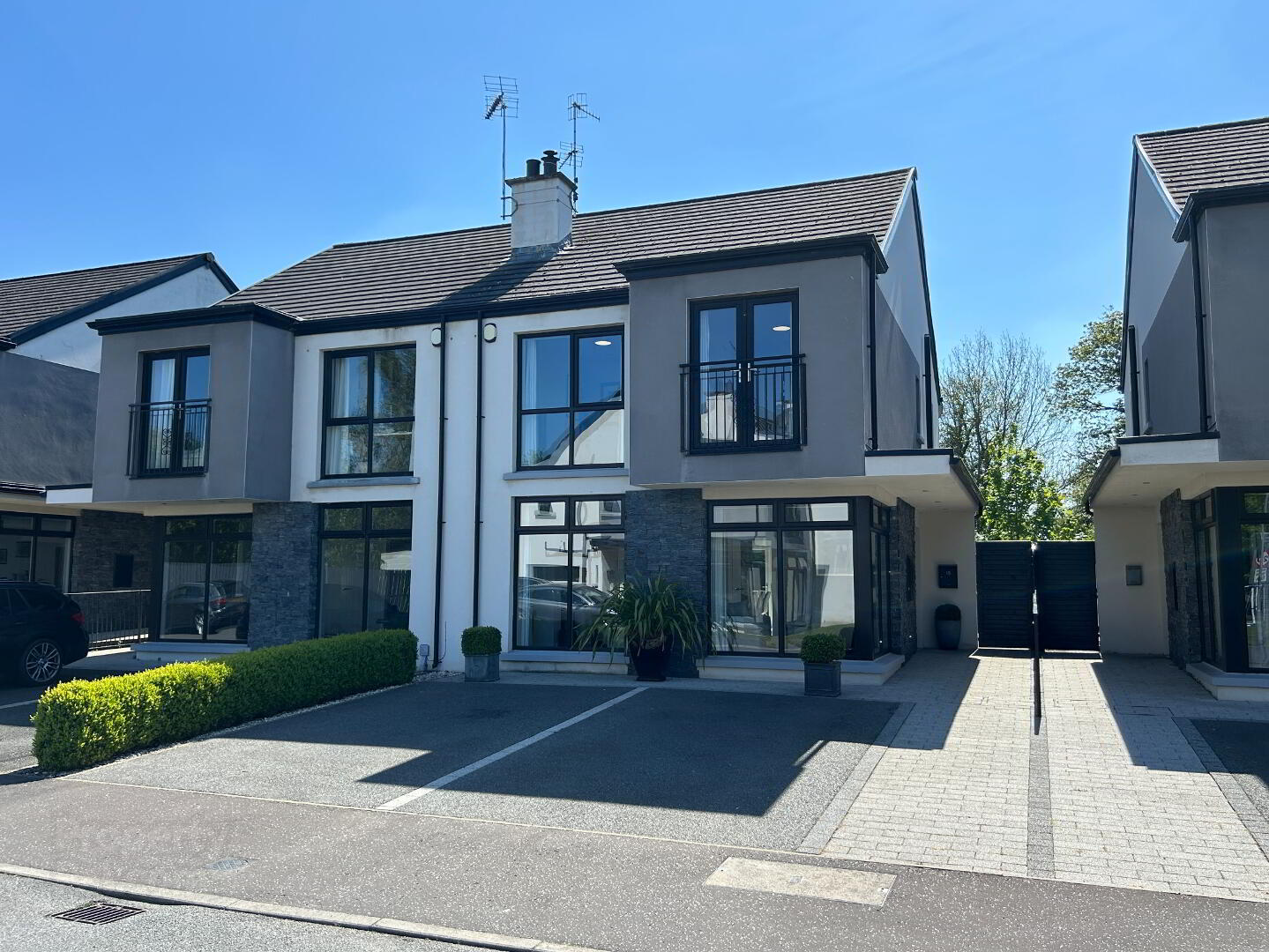 15 Spires Manor 1 of 30