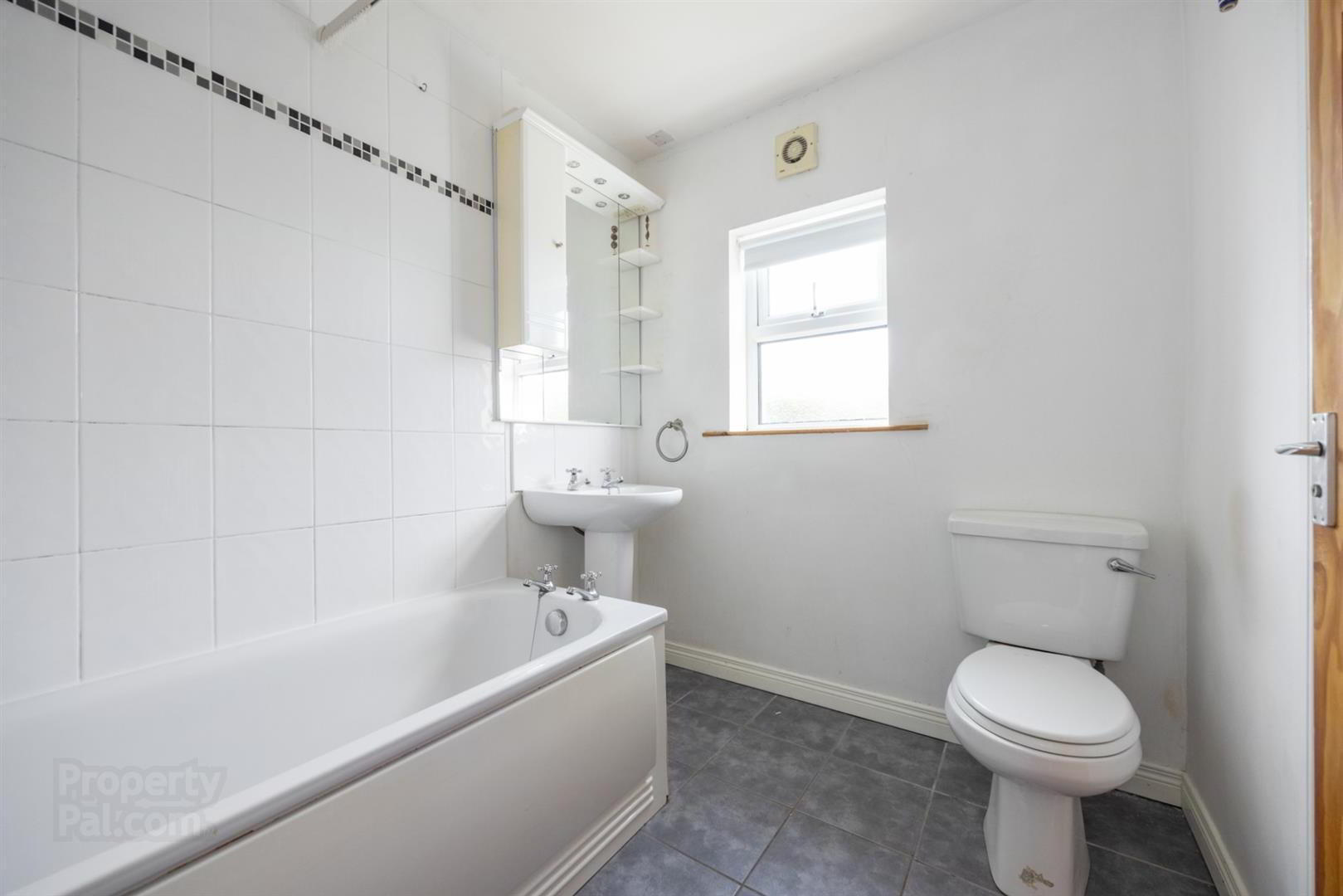 32b Crumlin Road 23 of 40