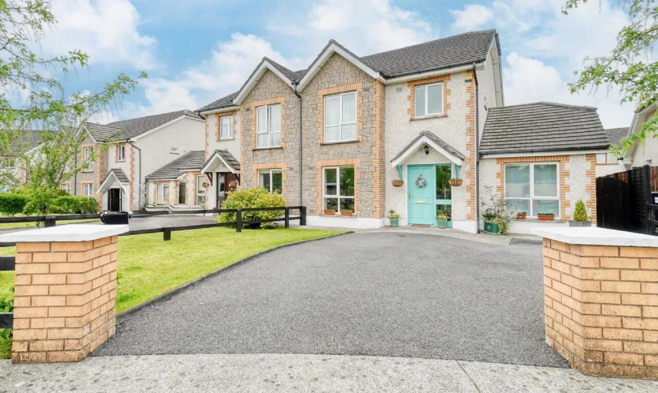17 Killucan Manor Lawn 1 of 23