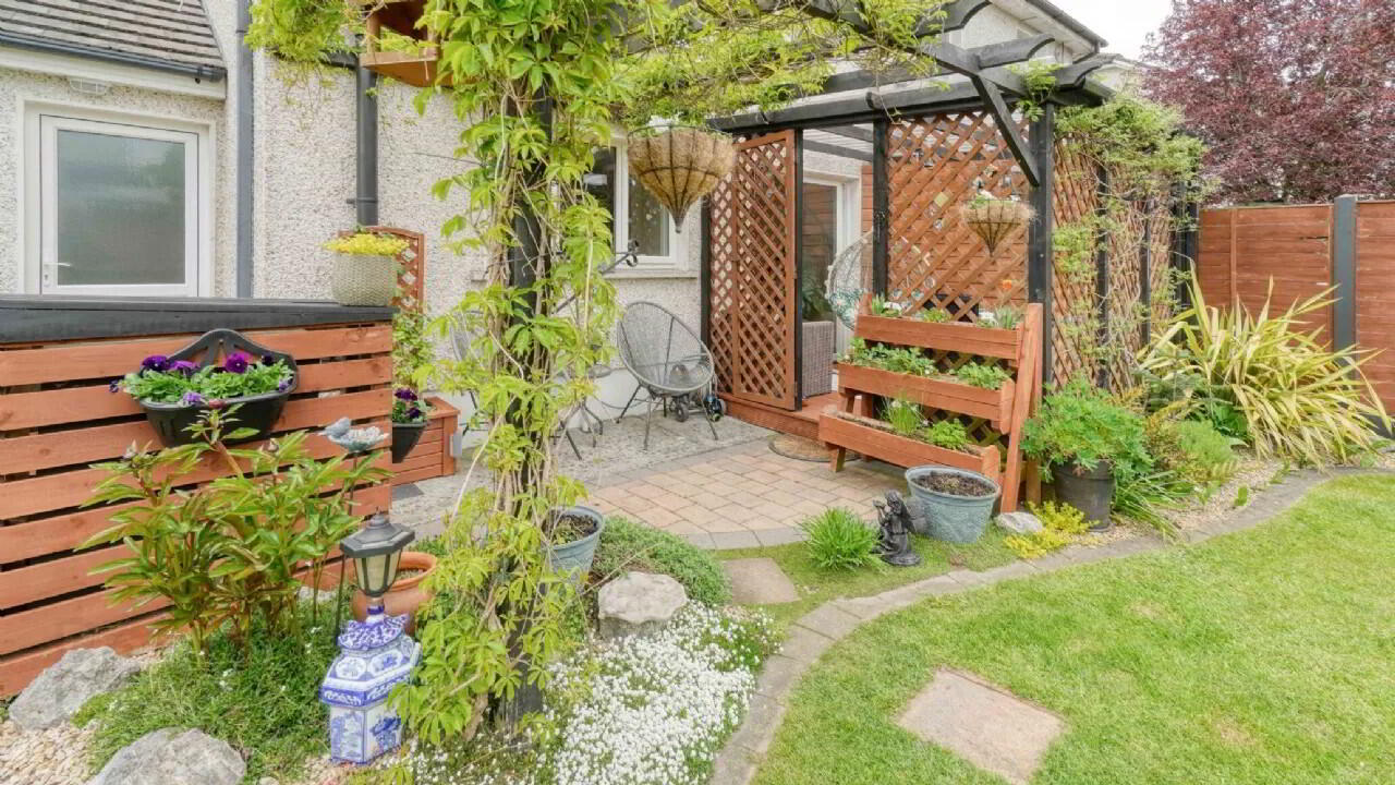 17 Killucan Manor Lawn 12 of 23