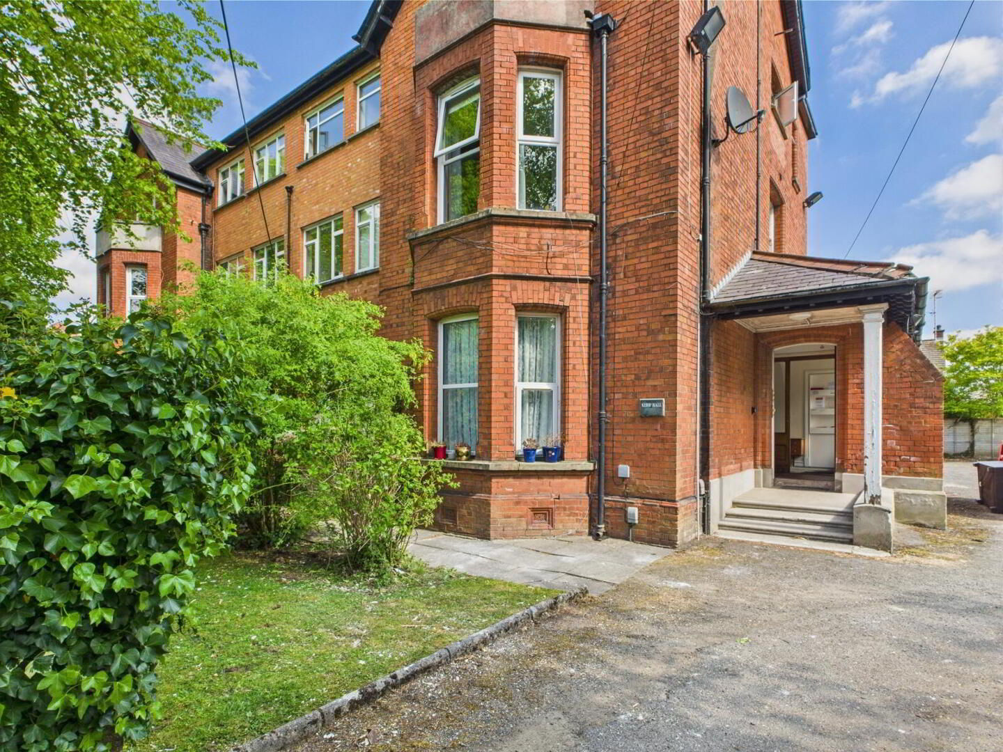 52a Myrtlefield Park 1 of 10