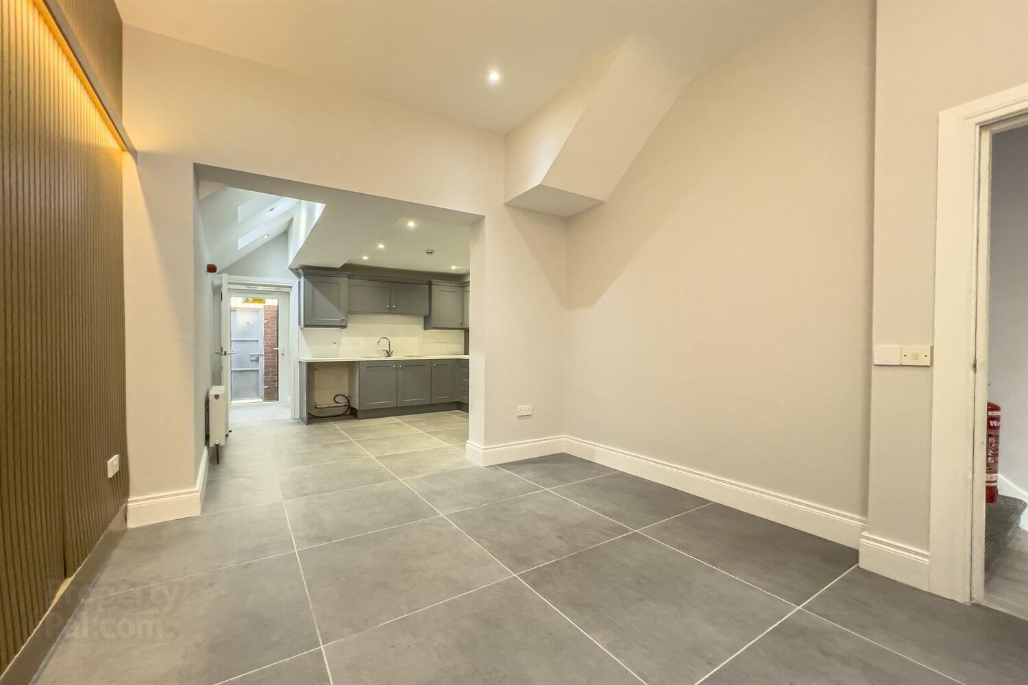 39 Colenso Parade 7 of 32