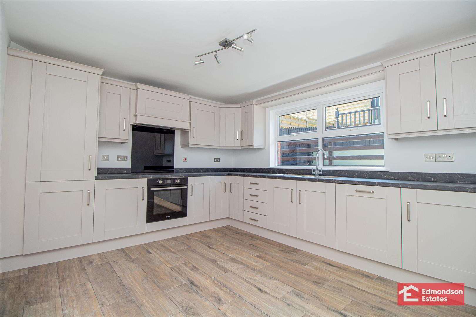 21 Dicksons Hill 7 of 22