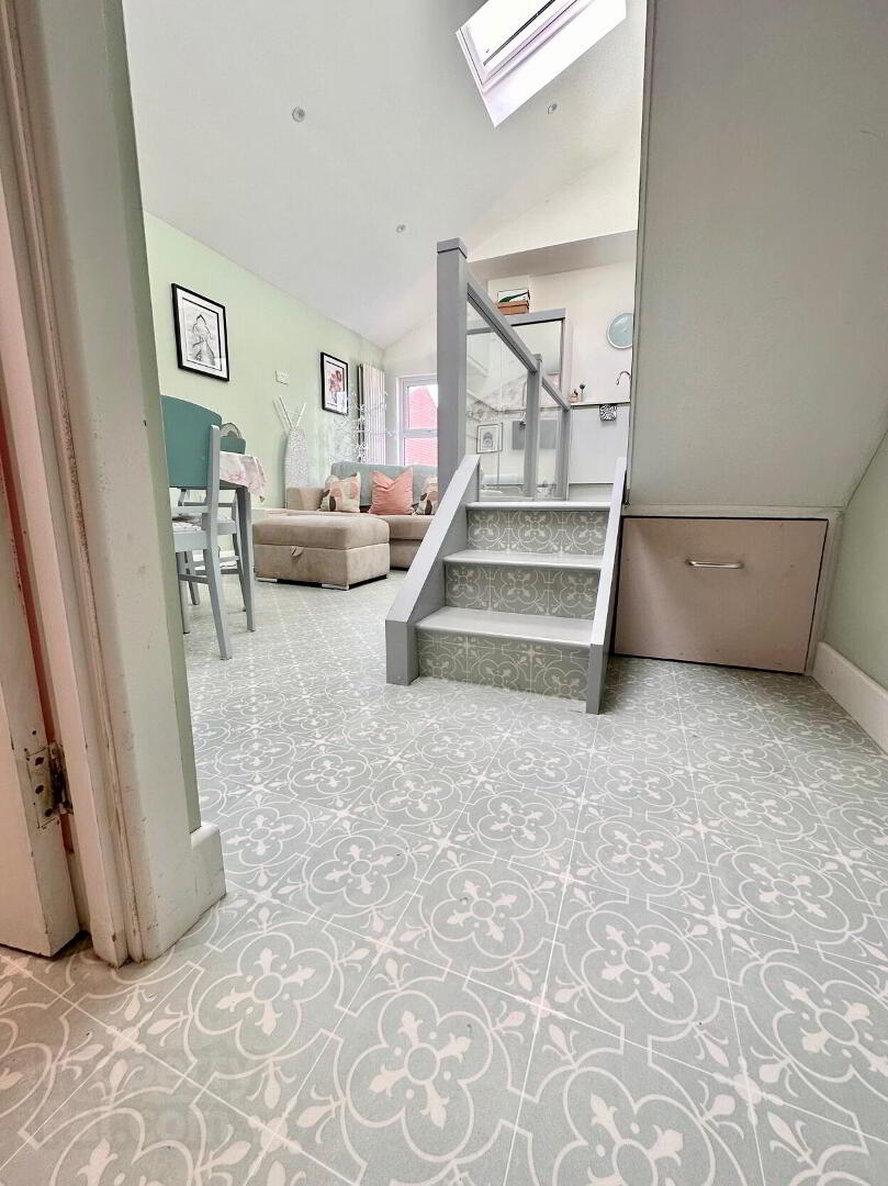 Flat 6, 31 Eglantine Avenue 1 of 12
