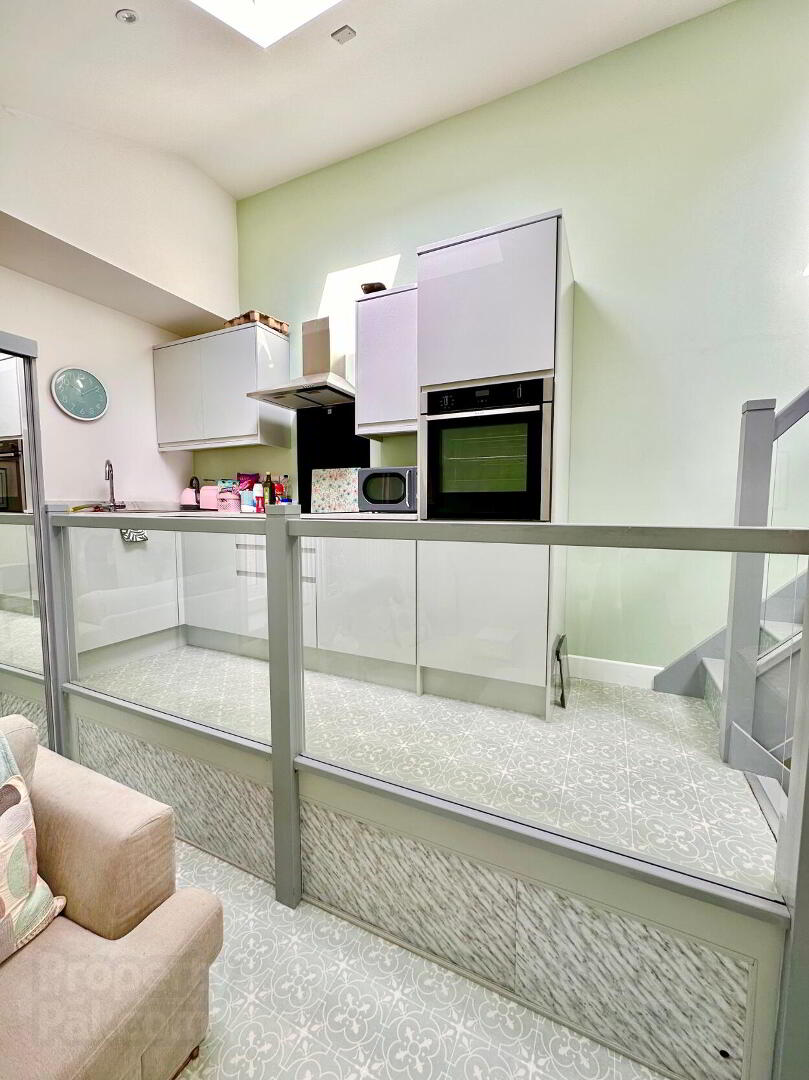 Flat 6, 31 Eglantine Avenue 3 of 12