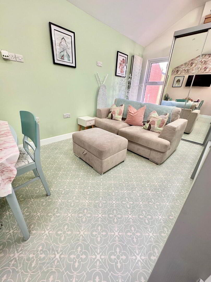 Flat 6, 31 Eglantine Avenue 4 of 12