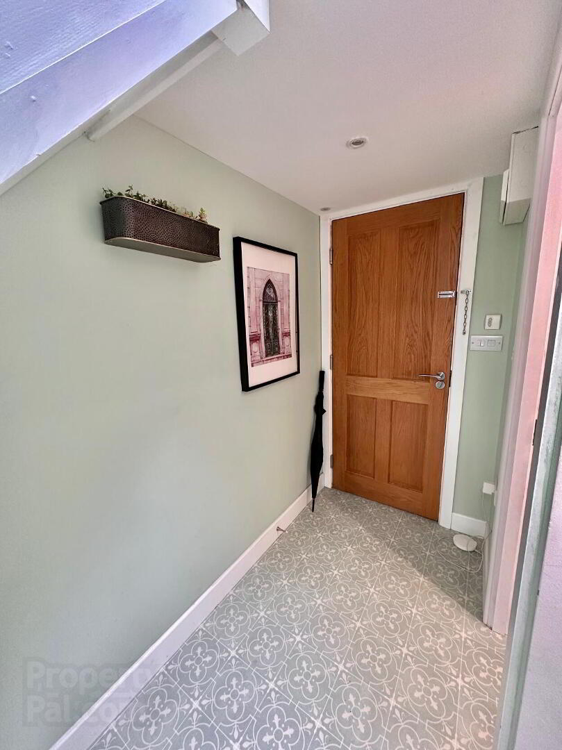 Flat 6, 31 Eglantine Avenue 7 of 12