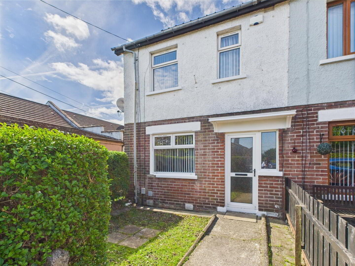 2 Strandburn Street 1 of 17