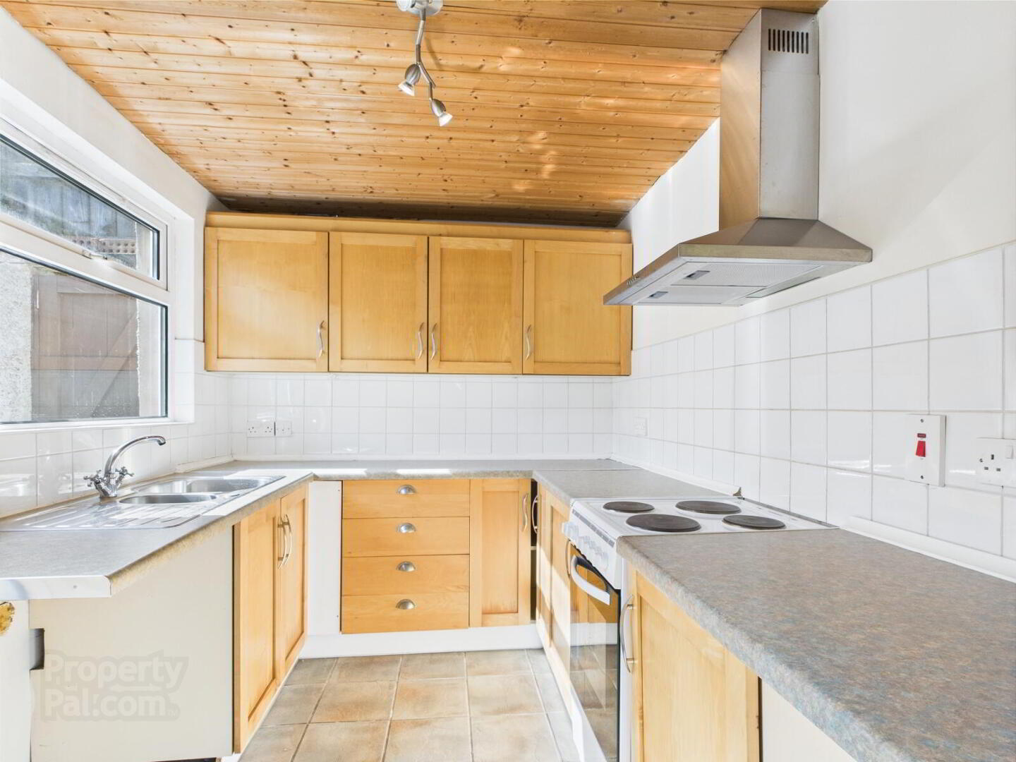 2 Strandburn Street 6 of 17