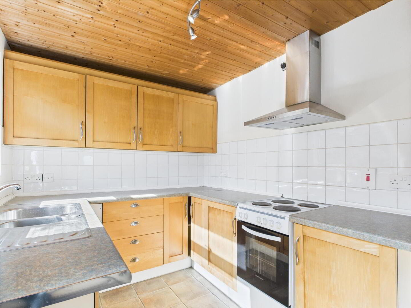 2 Strandburn Street 5 of 17
