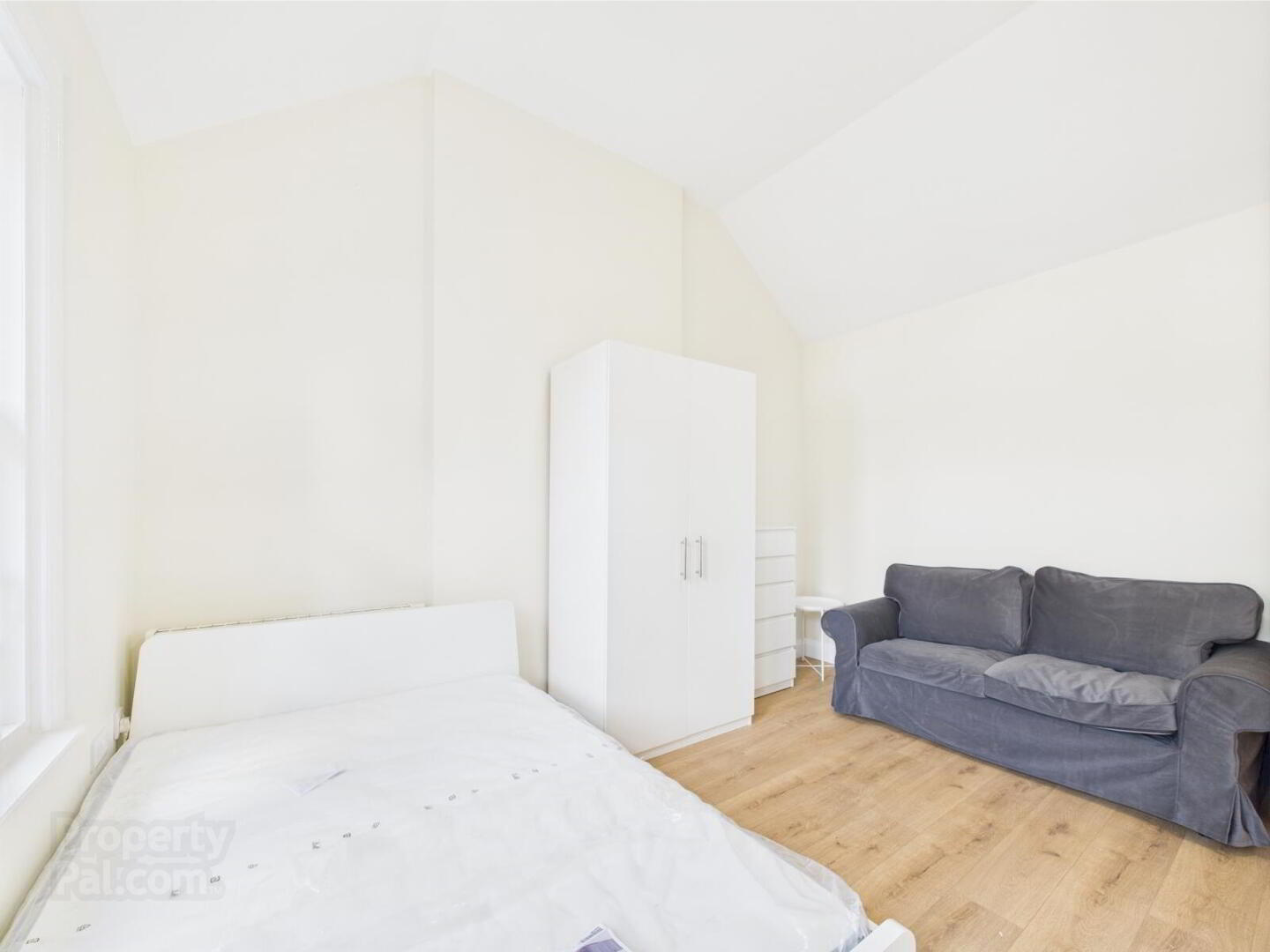 Apartment 2 50 Myrtlefield Park 3 of 9