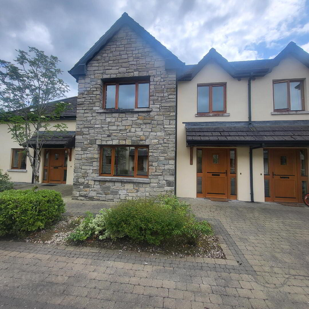6 Earls Court. Lough Rynn 1 of 31