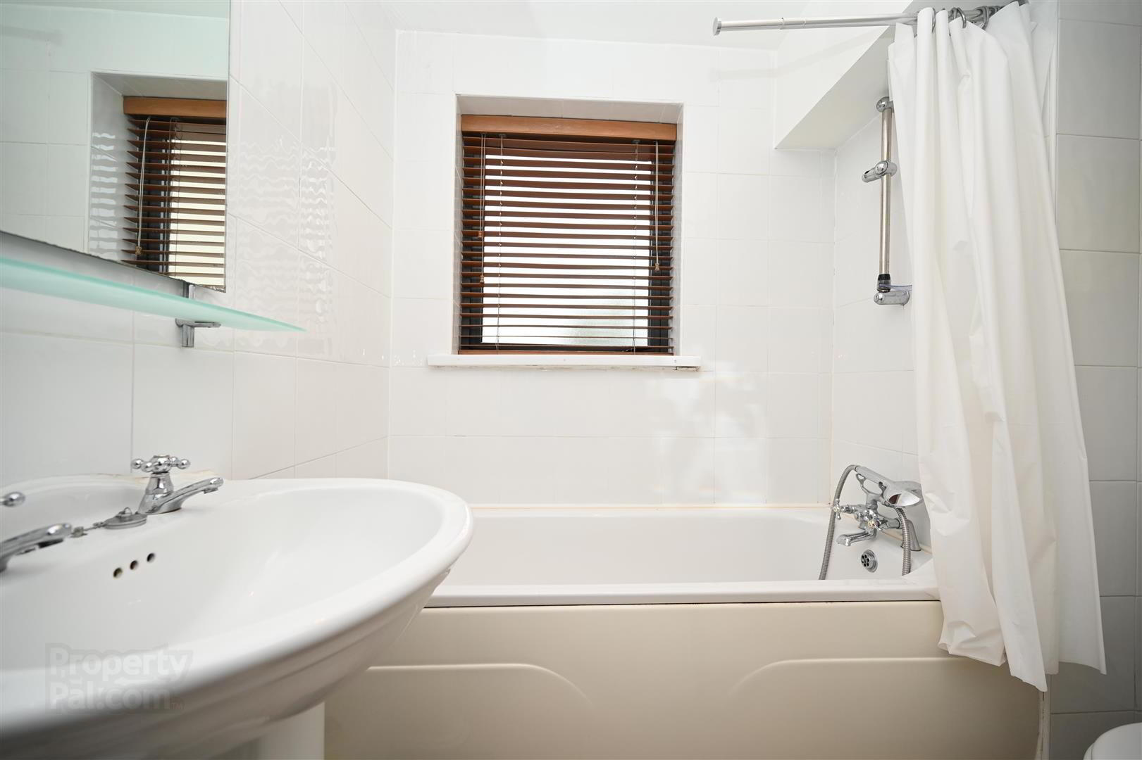 Apt 27 St Georges Harbour, 51 East Bridge Street 14 of 16