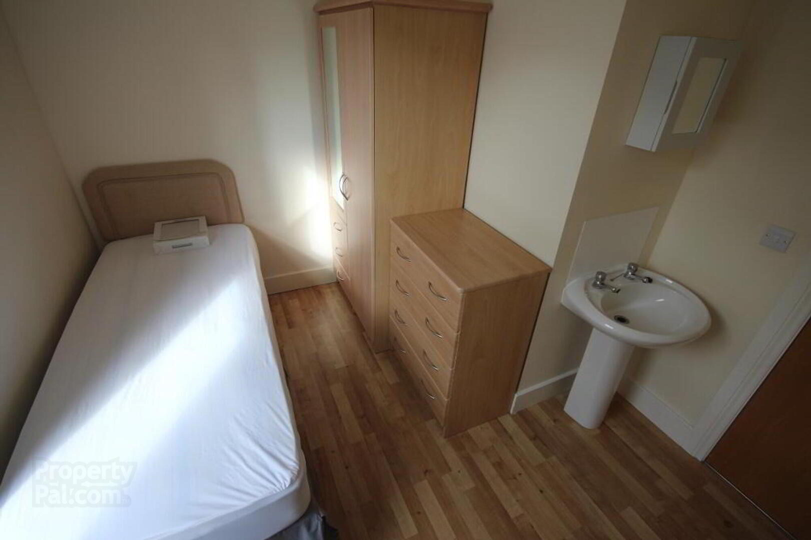 Rooms 1,2,3, 4,5,6. 7, 12 Malone Avenue 8 of 17