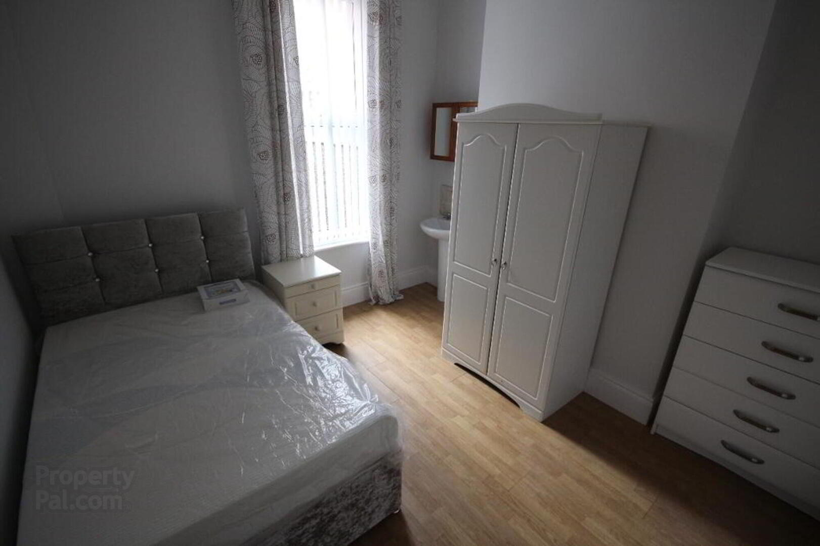 Rooms 1,2,3, 4,5,6. 7, 12 Malone Avenue 7 of 17