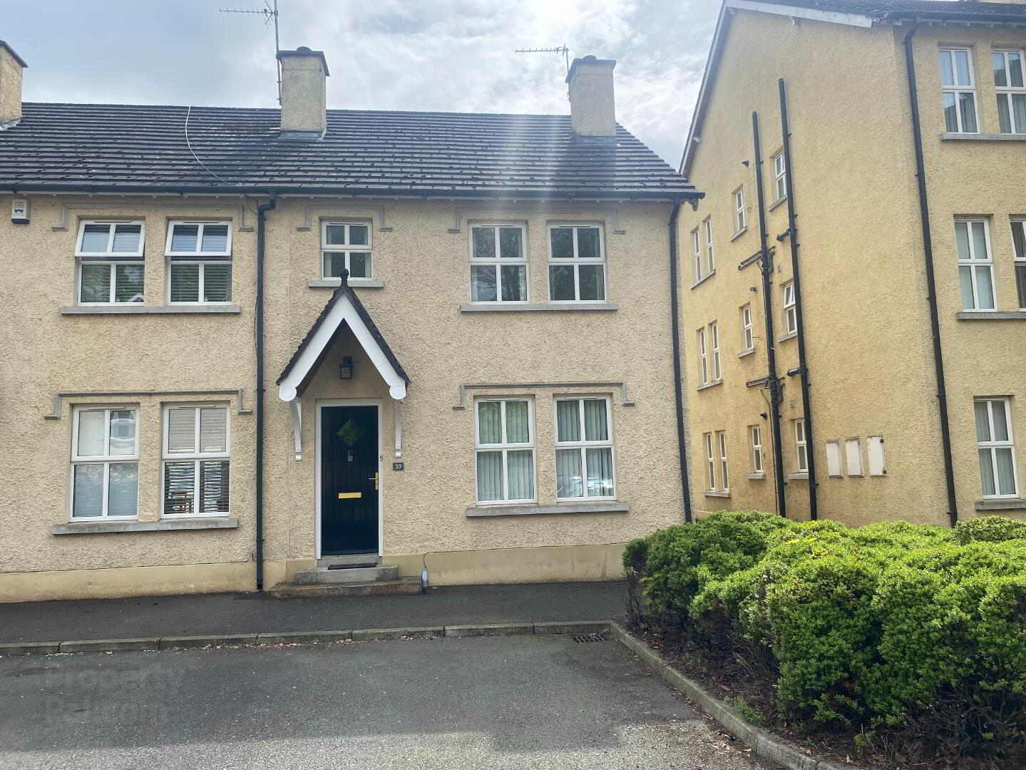 39 Strawhill Manor 1 of 7