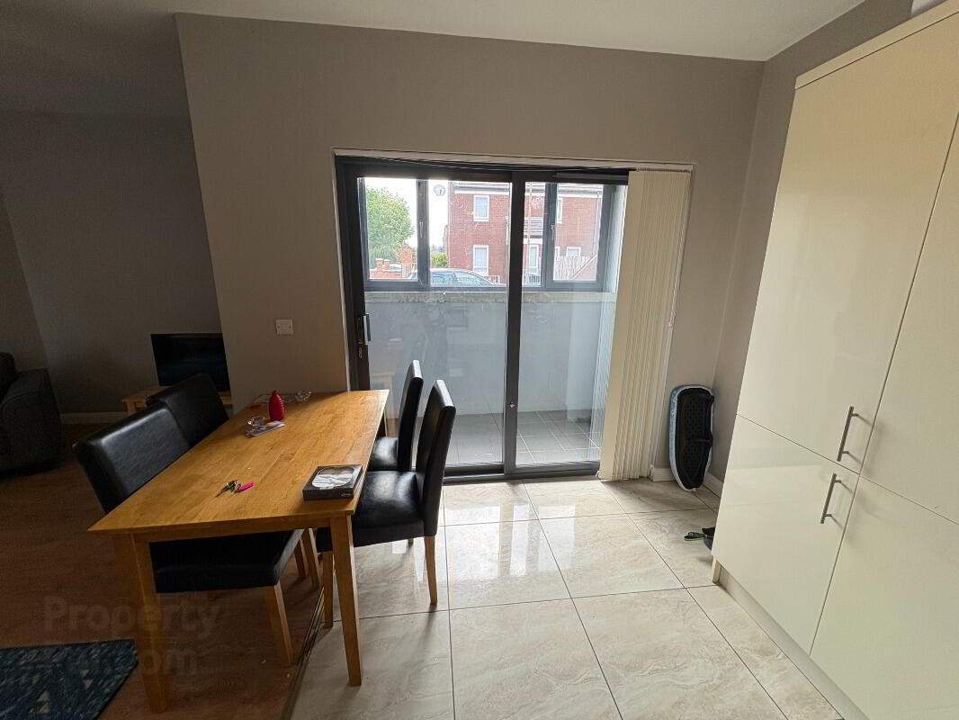 Apt 1 Ivy House, 1 Walnut Street 4 of 7