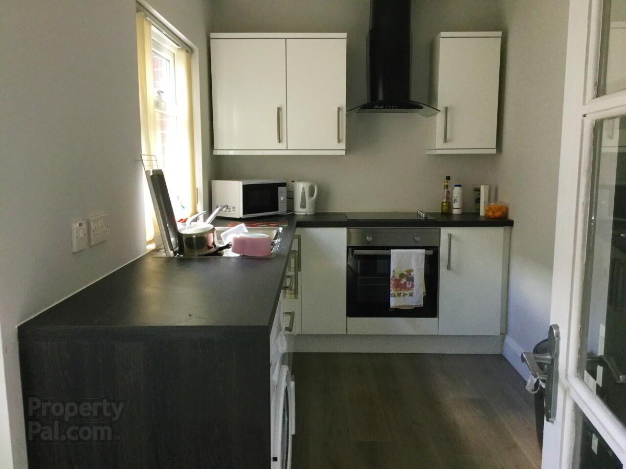 Room 2, 39 Donegal Avenue 4 of 6