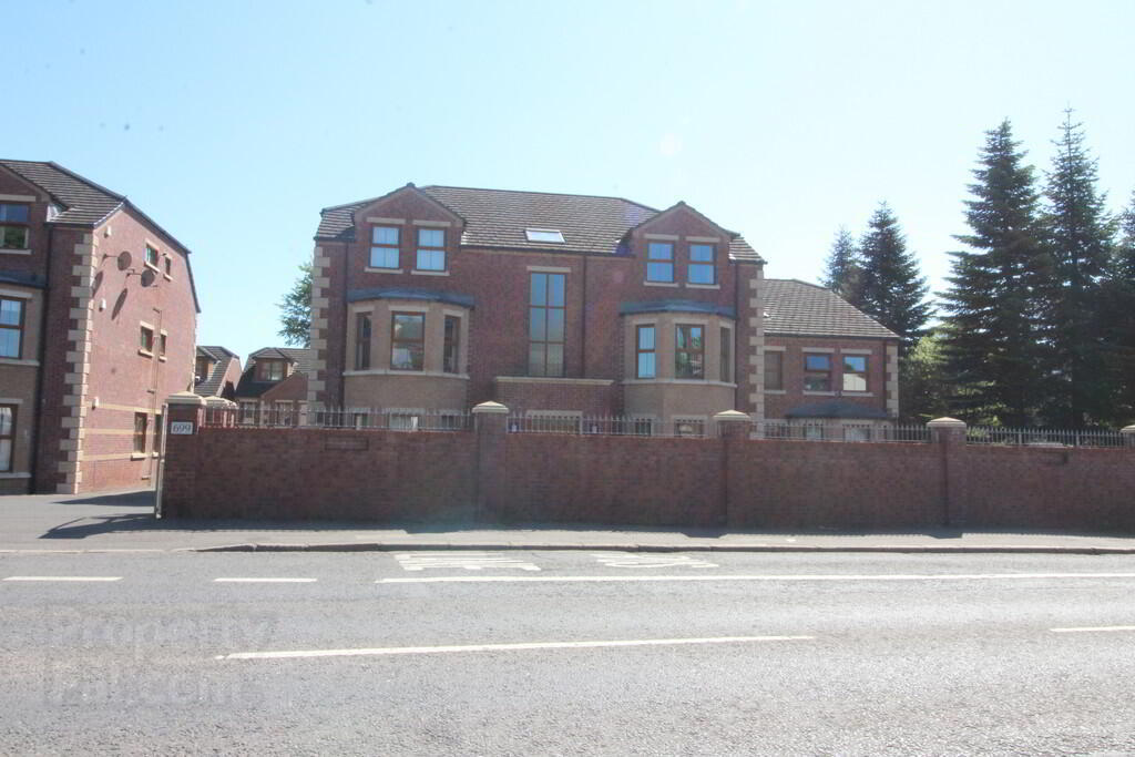 Apt 6, 699 Antrim Road 2 of 14