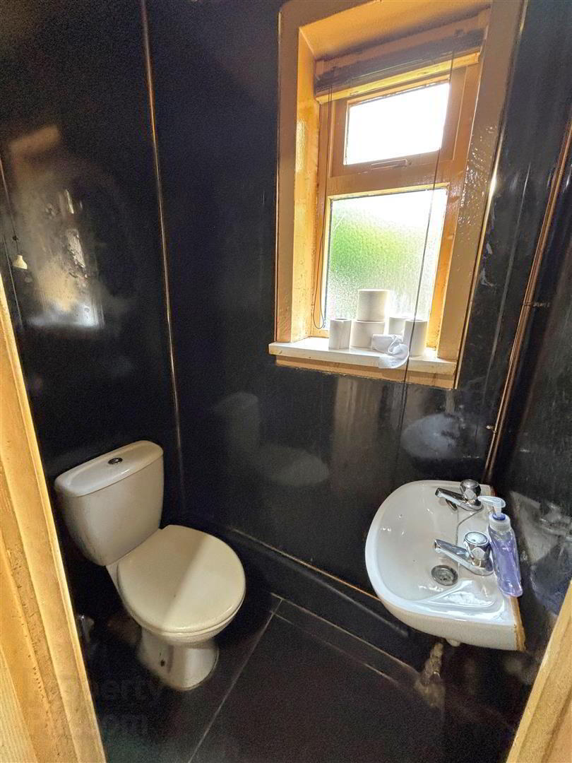 232 Ballygomartin Road 8 of 11
