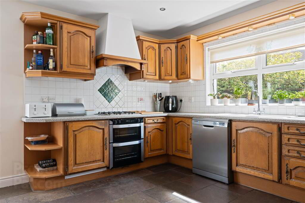 8 Woodcroft Rise 13 of 47