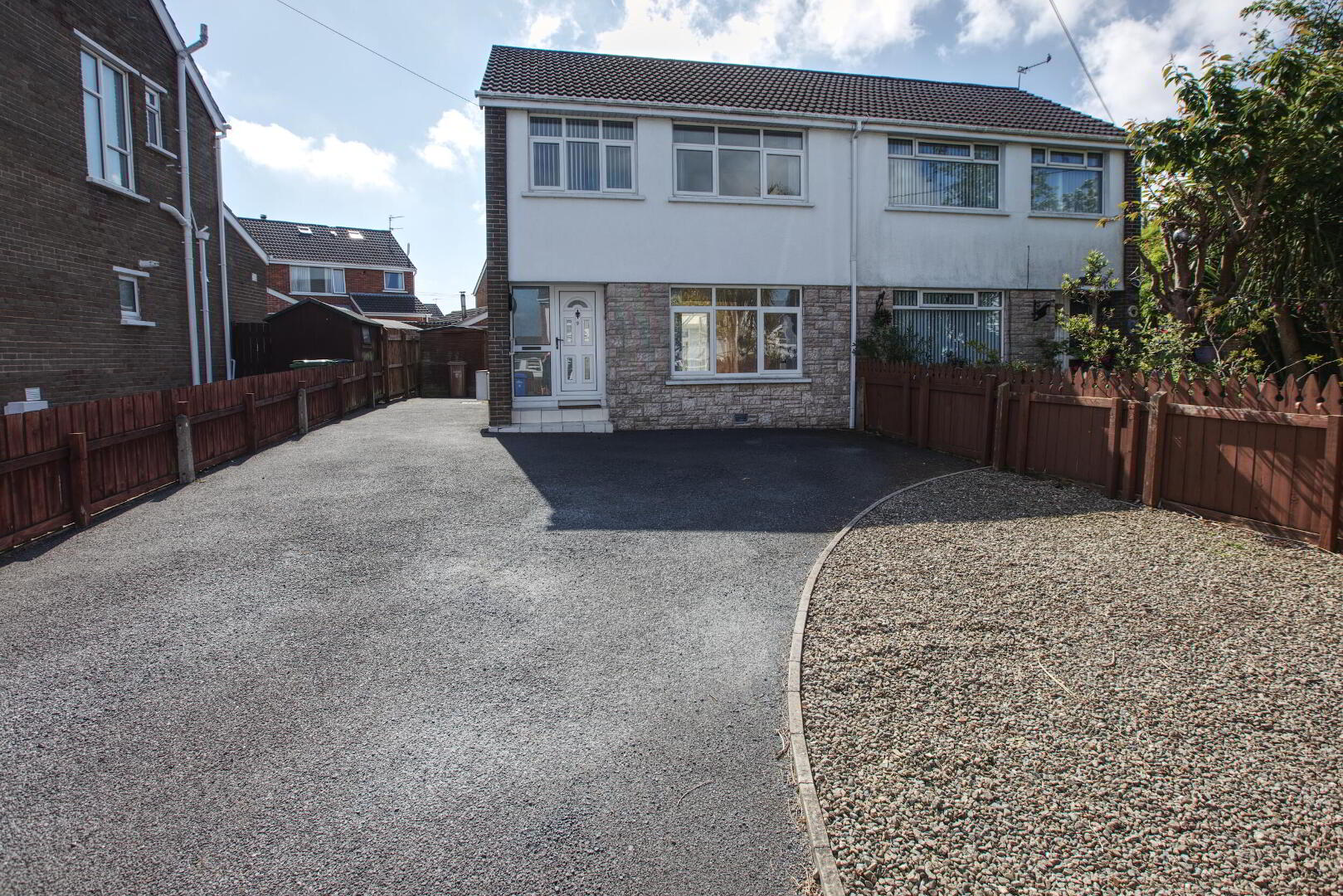 9 Aston Gardens 1 of 12