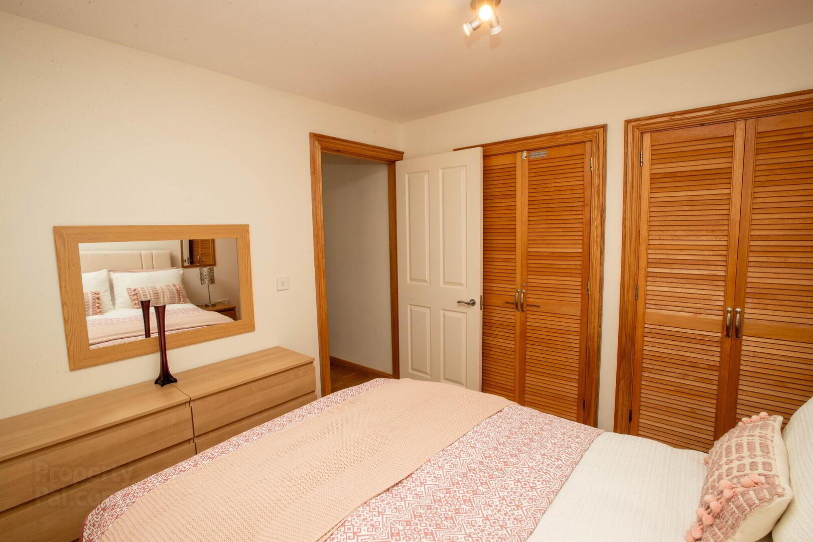 3 Apiary Court 20 of 27