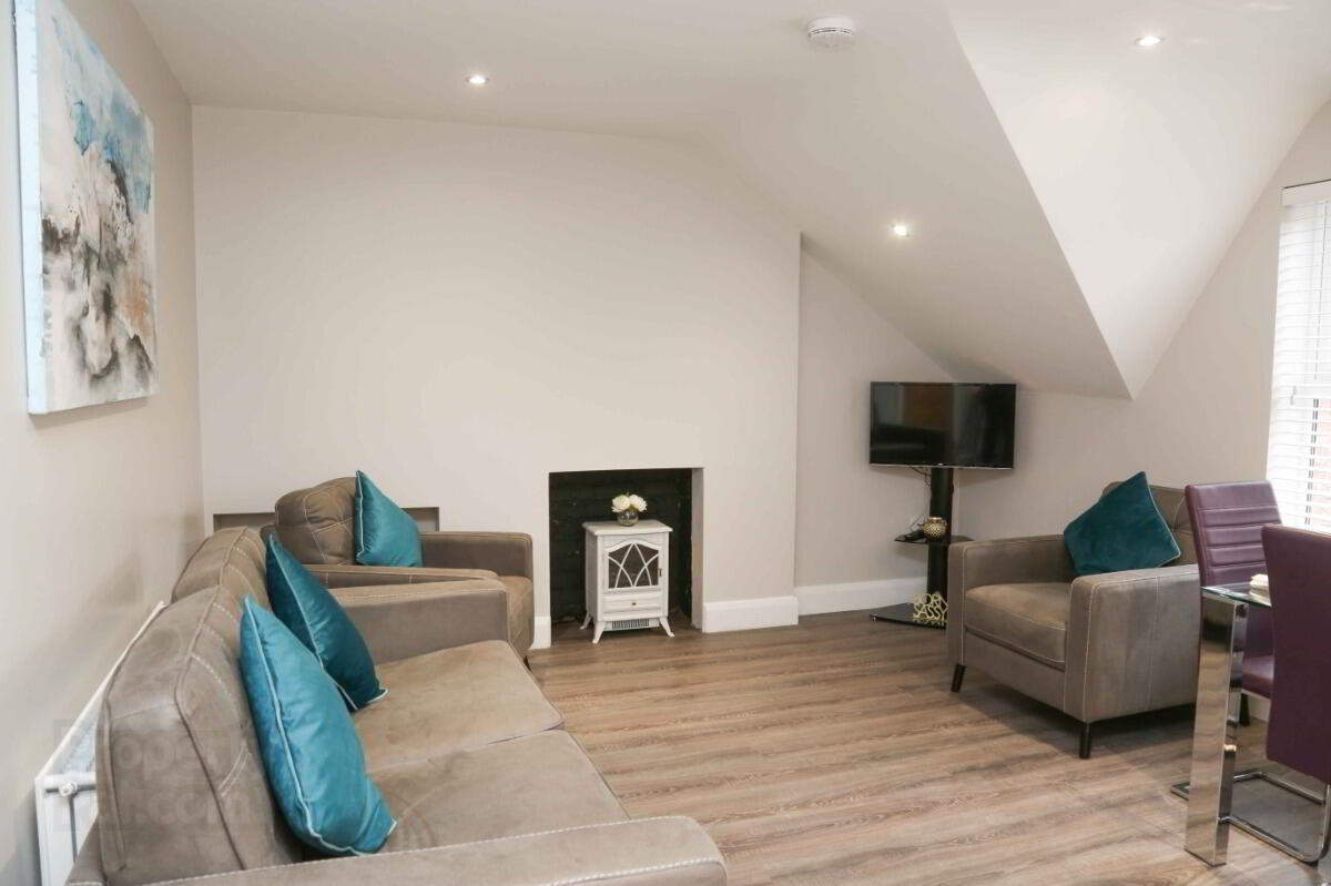Apt 5, 61 Eglantine Avenue 3 of 8