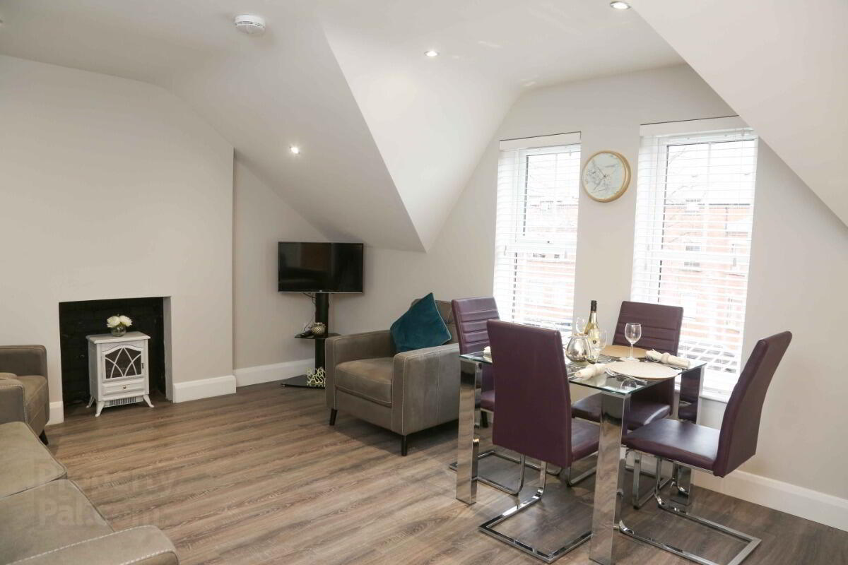 Apt 5, 61 Eglantine Avenue 4 of 8