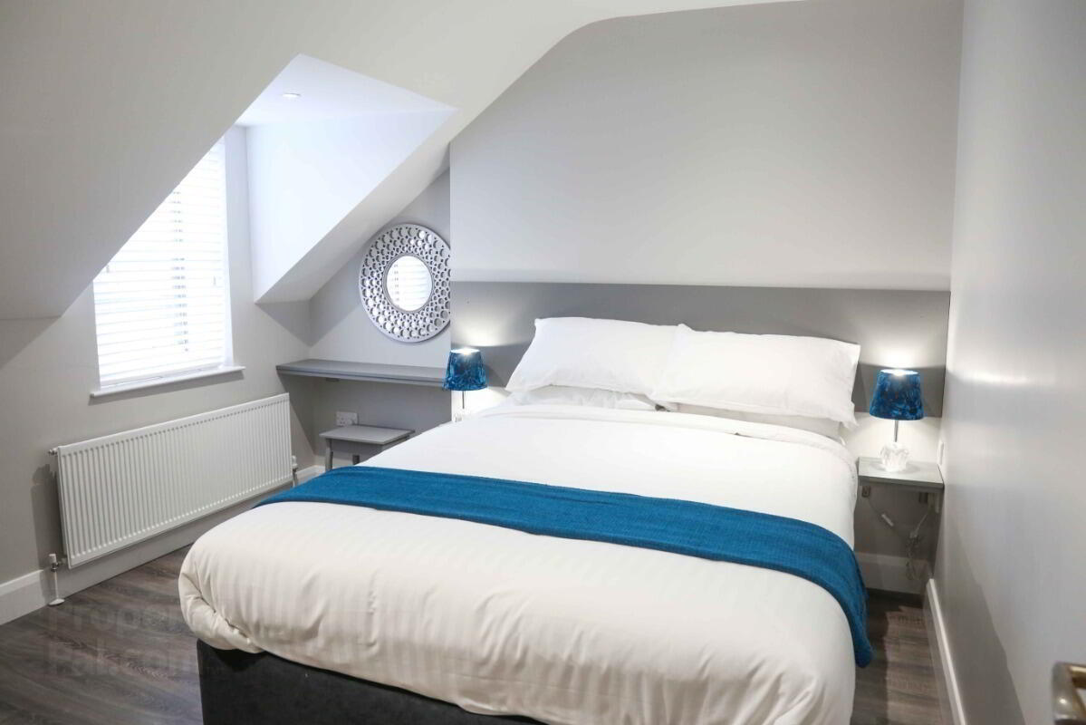 Apt 5, 61 Eglantine Avenue 6 of 8
