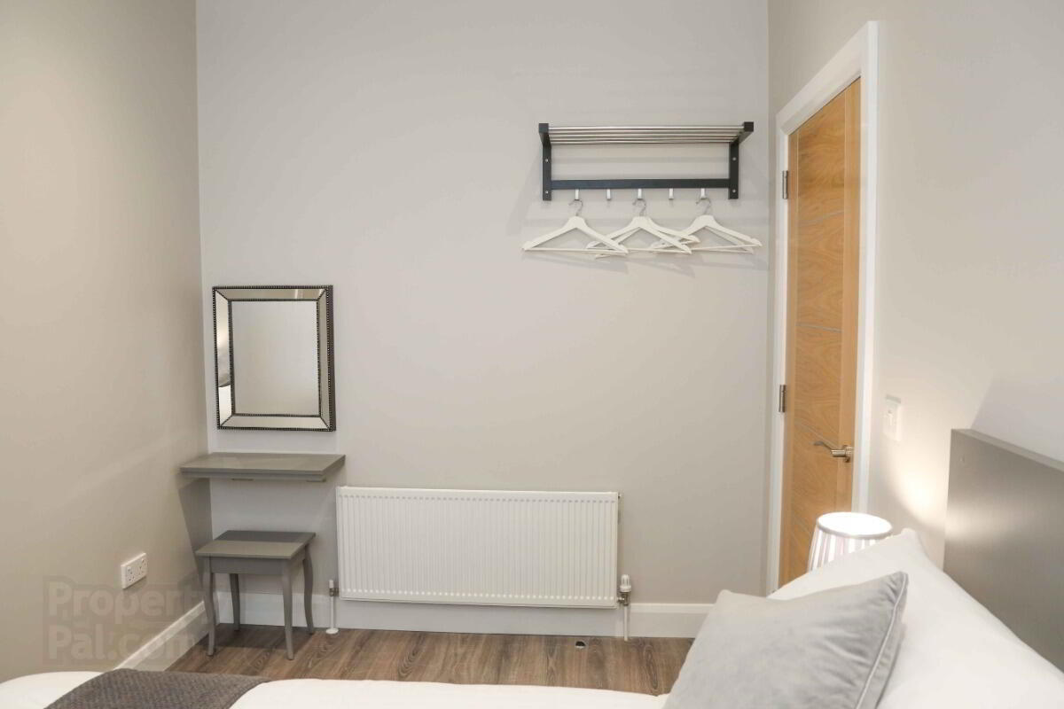 Apt 4, 61 Eglantine Avenue 7 of 11